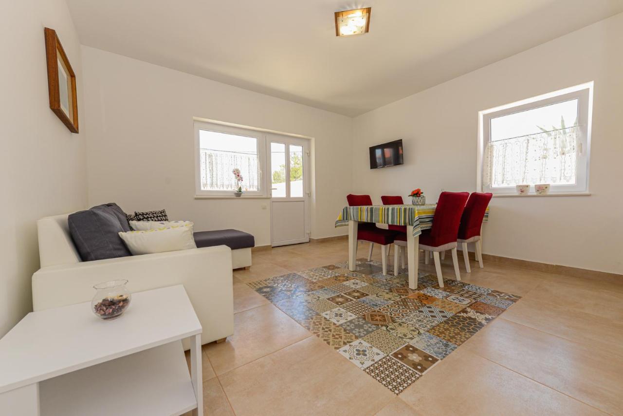 Apartments Amfora - Cozy And Modern Apartments For Up To 15 People, 100M From The Sea And Beach Stara Novalja Exterior photo